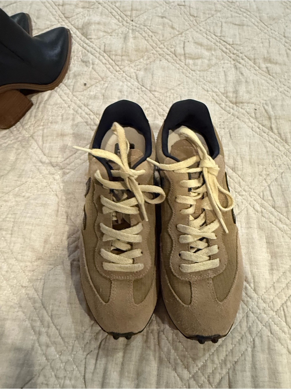 Veja Tan and Black Suede Lace-Up Sneakers Size 8M - Picture 4 of 6
